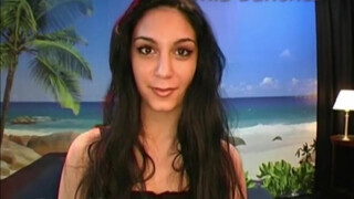 Mia Sanchez feldug egy gigászi dildot