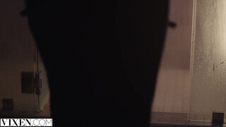 VIXEN - Allie a szenvedélyes világos szőke milf