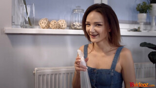 18videoz - Olivia Trunk kipróbálja fenékbe is