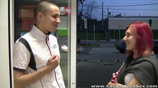 Casual Fiatal Porno - egy gyors menet a lila hajú csajjal