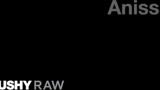 TUSHYRAW - Anissa Kate valagába fügyit tolnak