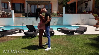 MOMxxx - Tina Fire a óriási cickós barna milf