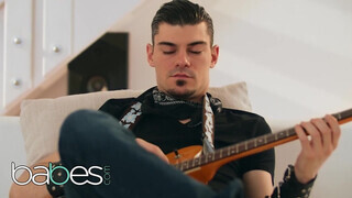 Babes - Mia Evans közösül a gitáros palival
