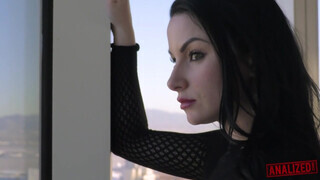 análized - Veruca James análjába barna dárdát nyomnak be