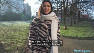 Public Agent - Lena Coxx borotvált vaginája megkúrva