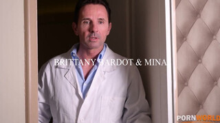 Brittany Bardot és Mina négyesben kefélnek