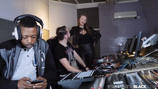 PrivateBlack - Stacy Cruz élvezi a hatalmas pöcst