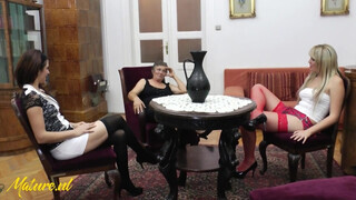 Szőrös vaginás nagymami és a lesbi barinők