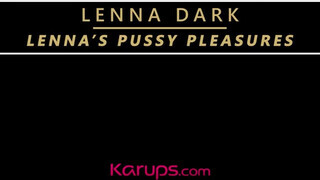 Lenna Dark egy óriási dildóval peckezik