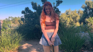 Elly Clutch a golfpályán hancúrozik