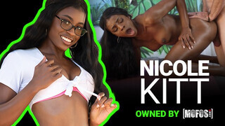 Mofos - Nicole Kitt a csinos gigantikus cickós csoki nőci