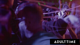 ADULT TIME - Lucky Fate óriási farkával tökéletesen betölti Maya Woulfe gyengéd punciját