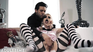 Small Hands keményen fegyelmezi a goth vonzó Chloe Cherryt durva anális szexszel