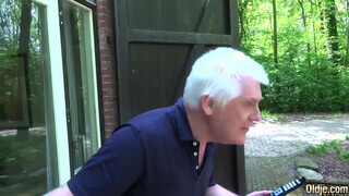 Bájos csajszika imádja idősebb férfiakkal a szexet és érezni a farkukat magában