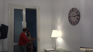 Korosodó férfi megdugja a bájos pipit és a lábára élvez