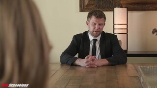 Dús idomú, méretes csöcsű milf főnöknő könyörtelen kukacot töm a szájába