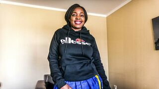 Afrikai fősulis csajszika munkát keres a tanulmányaihoz