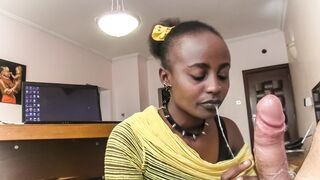 Nyakörves barna szajha nyáladzik a főnök pöcsén