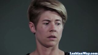 Forró lezbi gangbang vörös tinivel és milf-fel