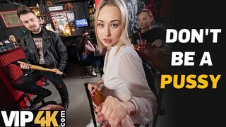 Bátor világos szőke pornósztár kufircolja idegen csákót a bárban