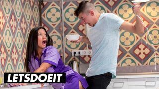 A csábos szobalány Jade Presley kitakarít és cidázza a gigantikus faszkat a forró szálláson