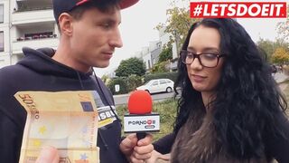 Német tinilány óriási segggel a buszról leszállva forró autós dugásban