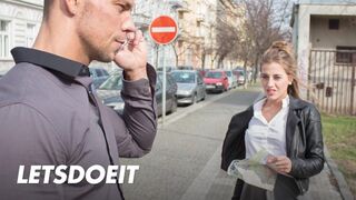 Lenyűgöző turista Silvia Dellai mélyen megkúrva egy helyi hapsi által