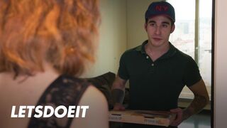 Megcsaló cunci Arian Joy először a barátját baszogatja, aztán a kézbesítő fickó megdugja jól