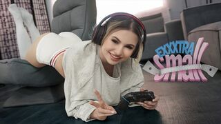 Kicsike fiatal nőci Aria Banks elkapja magas mostohabátyját Chris Epicet, aki a szobájában veri a kukija