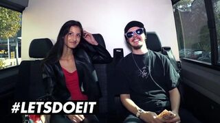 Vékony csoki Coco Kiss pénzért cumizza a gigantikus csoki fazt az autóban