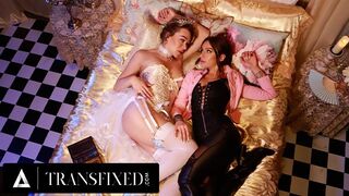 Mesebeli királynők Emma Rose és April Olsen vad strap-on fenék kúrása