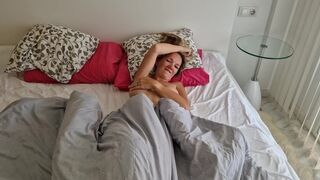 Bombázó fickó megbassza a haver feleségét, miután az lelépett, és pov videót készít neki