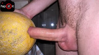 Szarva növekvő csávó dübörög egy lédús dinnyével nyögve a creampie-ig