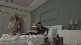 Érett férfi megdugja a kettő aranyos kisfiút a partin
