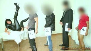 A ondó parti! korlátlan dugás a latexból készült szajhával!