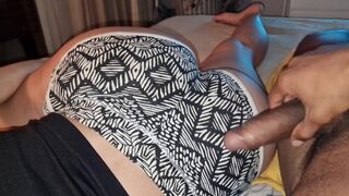 Nevelő fia megtanít közösülni a kicsike kanapén zaj nélkül, hogy a szüleim ne hallják a nyögéseimet