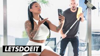 Szexy Latin MILF Mariana Martix Keményen Megkúrva az Asszisztens által a LetsDoeIt Csatornán