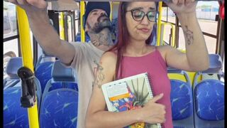 Zsenge kis csajt megbassza egy idegen a nyilvános buszban