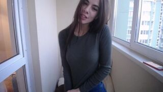 Vonzó maca tanya mutatja a cicijét