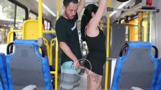 Korosodó manus dörzsöli és kiveri a barnára a buszon, amíg el nem élvez