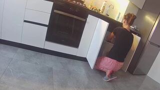 Gyönyörű háziasszony a szomszéddal kufircol a konyhában - igazi megcsalás