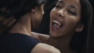 Ebony Vampire Mistress Lia Lin elcsábít egy brazil gigászi keblű zsenge spinét a Vampired kíméletlen domina játékában
