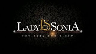 Lady Sonia megmutatja a brit MILF csábítását egy zsenge csajszika előtt kötözős jelenetben