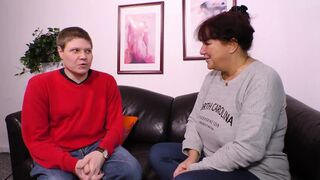 Vörös hajú milf gigantikus mellekkel cidázza a hímtagot és hagyja hogy keményen megdugják