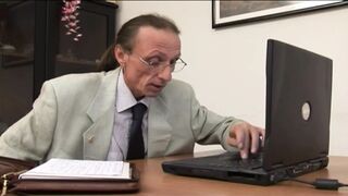 Lotyó MILF titkárnő cidázza ki a mocskos főnökét