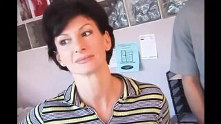 Sharon Mitchell feleségként orálozza és hátsó lyukba veszi Mark Wood farkát retro stílusban