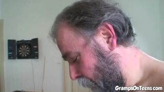 Fiatal vörös szuka cumizza és lovagol a nagypapa hímtagján