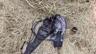 Méretes fenekű korosodó nő cidázza a paraszt farkát a disznóólban