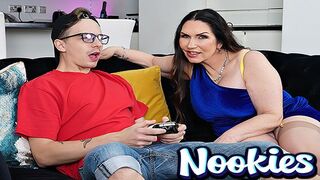Nookies - Érett Mostohaanya Josephine James Szívdöglesztő Sztriptízzel Fizeti a Lakbért a Mostohafiának